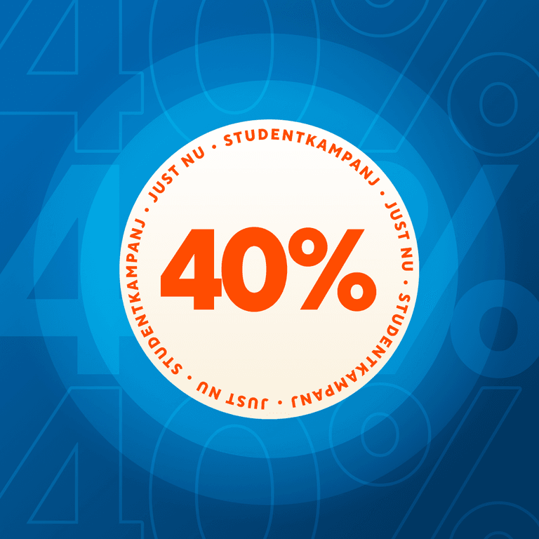 Rund märkesbricka med texten ”40 %” i fet orange text i mitten, omgiven av orden ”STUDENTKAMPANJ” och ”JUST NU” på blå bakgrund med stora, blekta siffror.