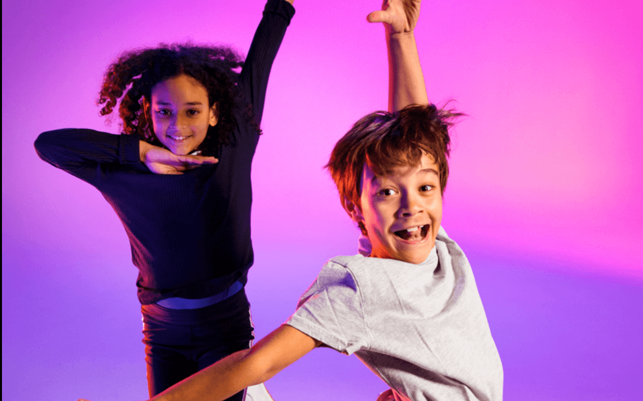 Bild på två barn som dansar.