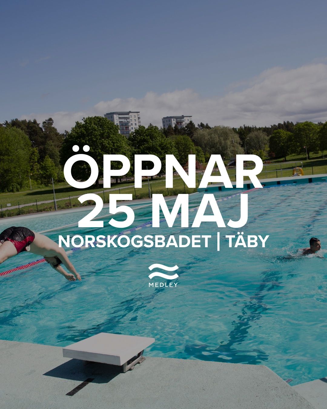 Utomhuspool med en person som dyker i och en annan som simmar, under en blå himmel med träd och byggnader i bakgrunden. Överlagrad text lyder: ÖPPNAR 25 MAJ NORSKOGSBADET | TÄBY med Medleys logotyp under.