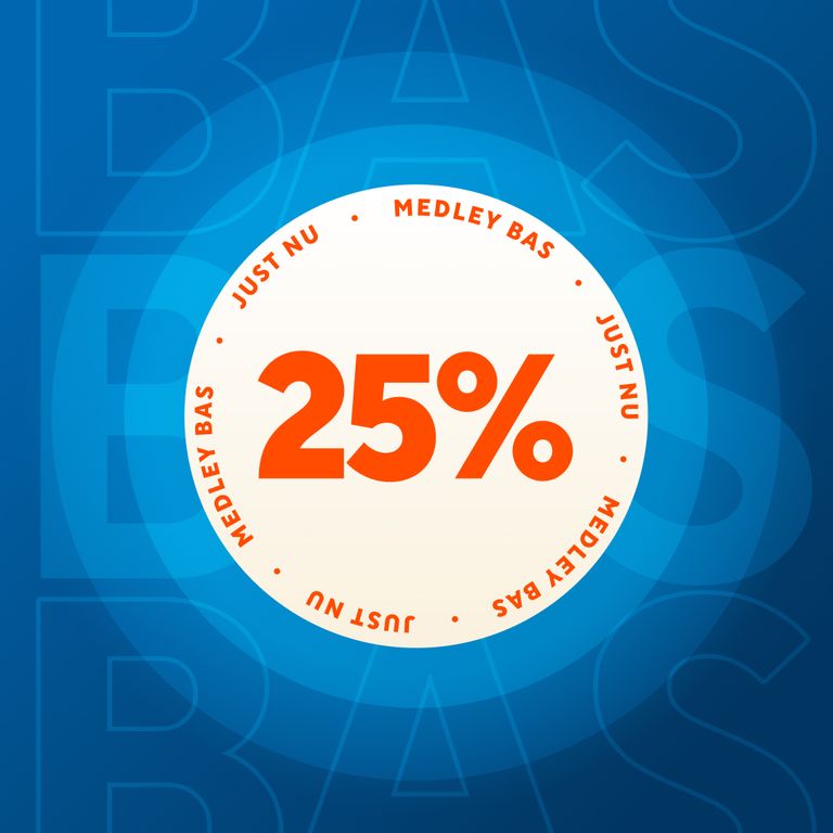 En cirkelformad grafik med 25% i fet orange text i mitten. Runt kanten står det JUST NU och MEDLEY BAS upprepade gånger. Bakgrunden är blå med stora, svaga bokstäver.
