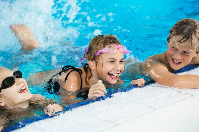 Bild på skrattande barn i en pool.
