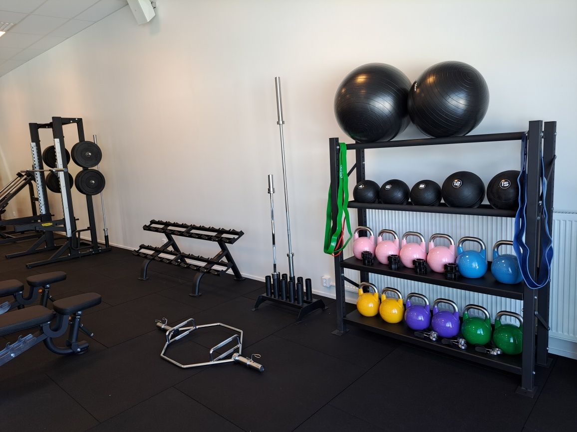 Bild på kettlebells, skivstänger och pilatesbollar.