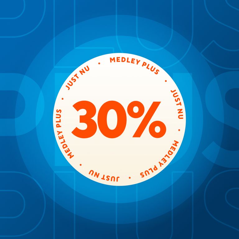 En blå bakgrund med en vit cirkel i mitten som visar 30% i stor orange text. Runt cirkeln står det JUST NU - MEDLEY PLUS upprepade gånger i mindre orange bokstäver.