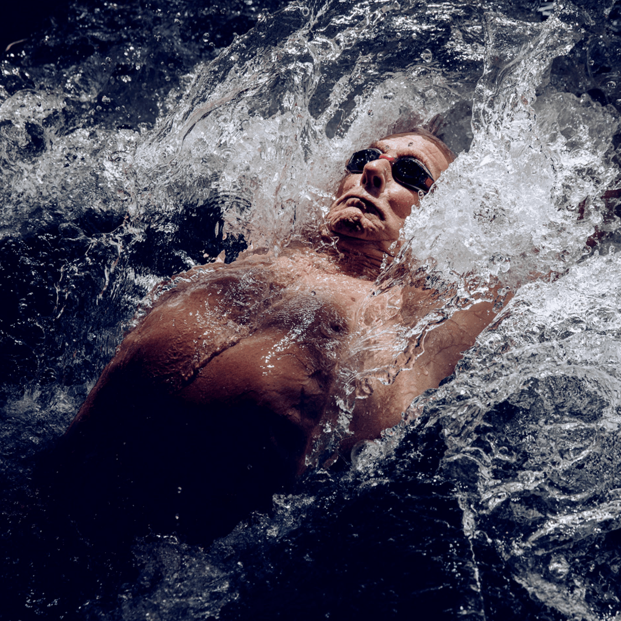 Bild på en man som simmar ryggsim.