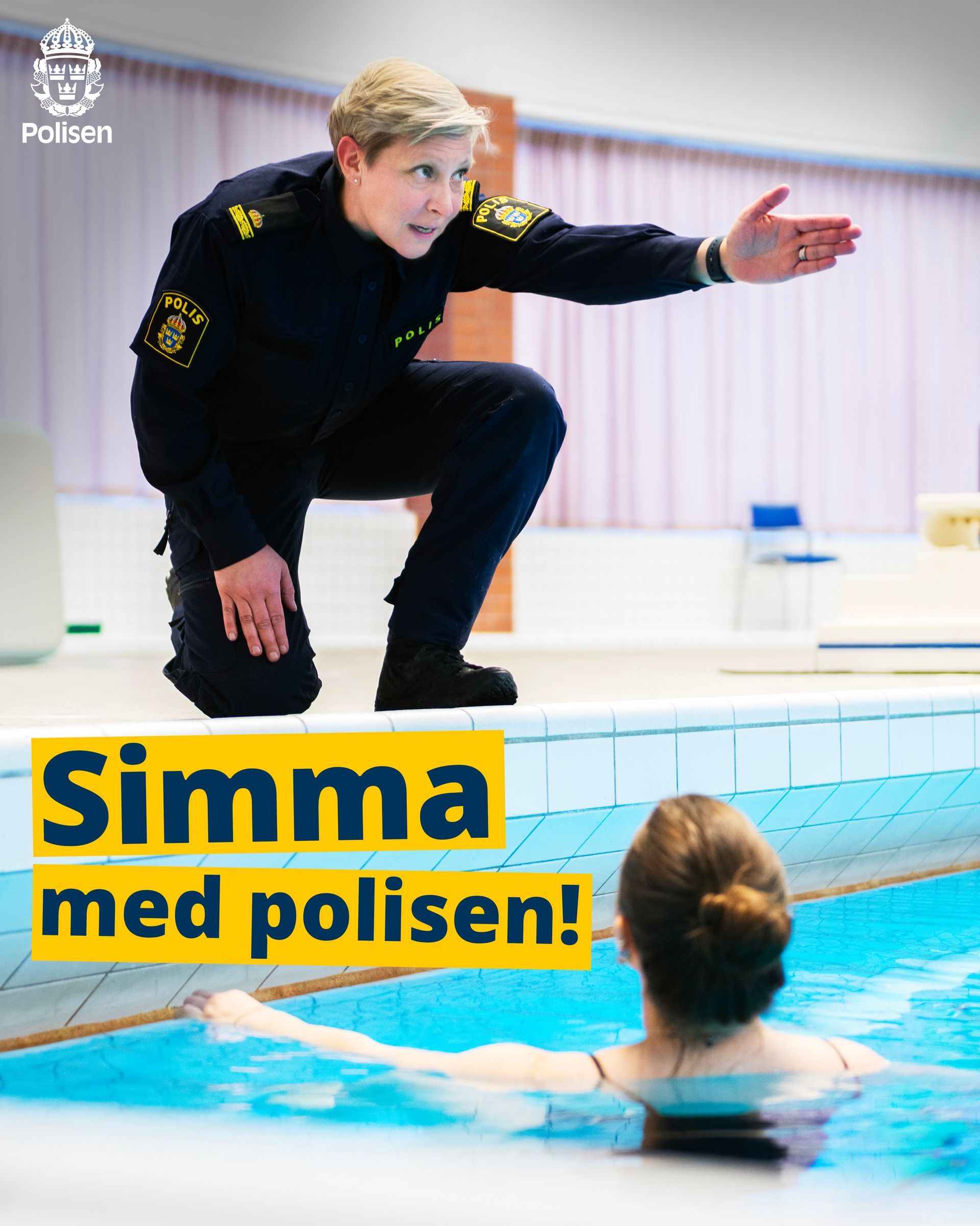 En kvinnlig svensk polis i uniform knäböjer vid kanten av en simbassäng och ger instruktioner till en person i vattnet. Texten ”Simma med polisen!” syns på bilden, där även den svenska polisens logotyp finns med.