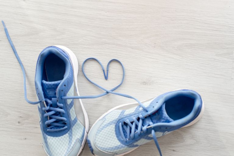 Bild på två sneakers som bildar ett hjärta med sina skosnören