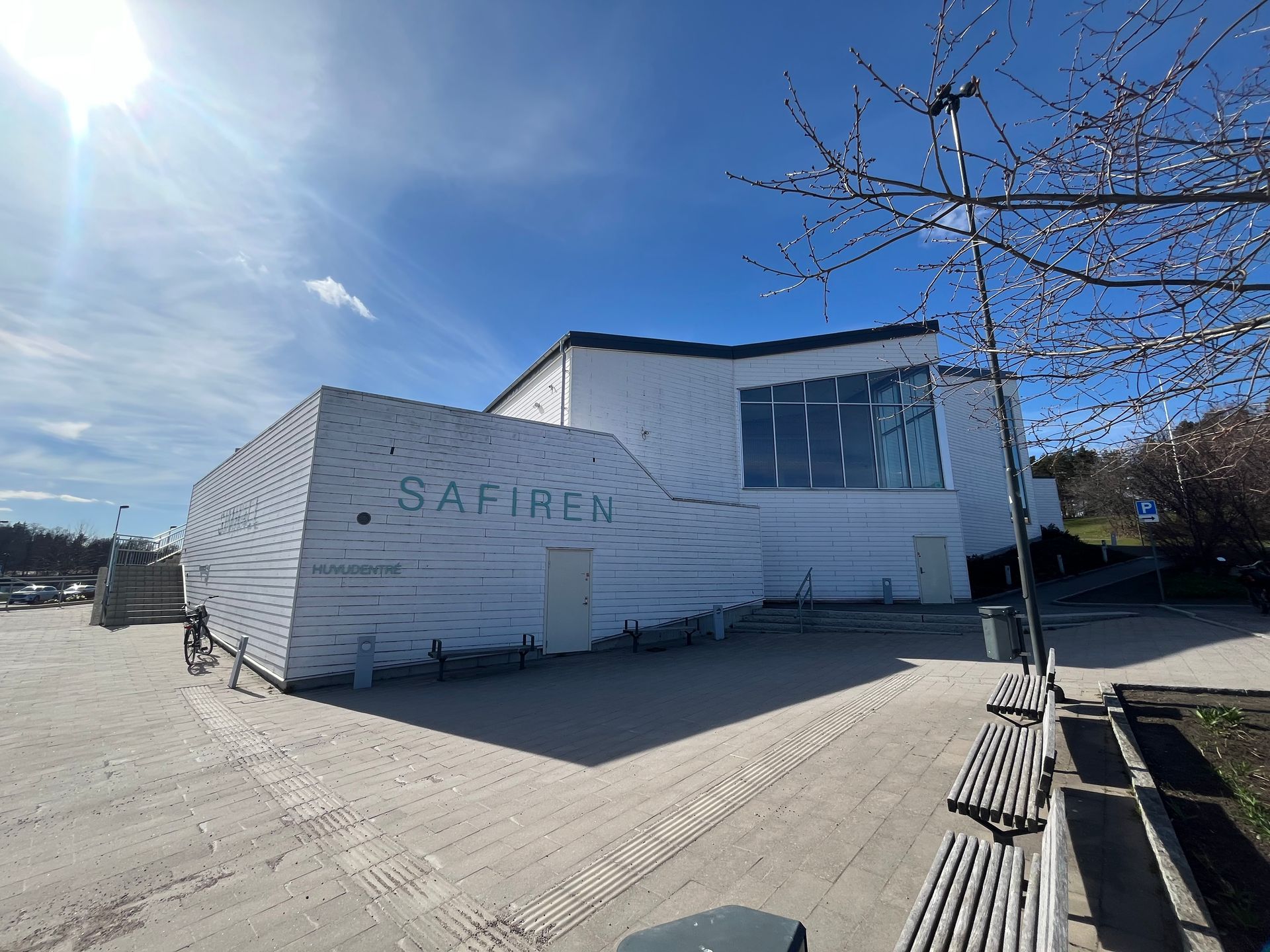 Foto på simhallen Safiren tagen utifrån på byggnaden.