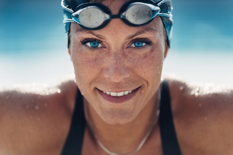 Bild på en kvinna som har precis simmat.