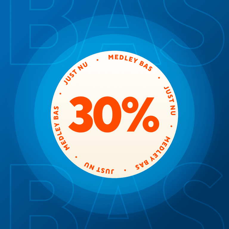 En illustration med texten ”30 %” i stora orange bokstäver inuti en vit cirkel. Runt cirkeln står ”JUST NU” och ”MEDLEY BAS” upprepade gånger. Den blå bakgrunden har svaga, stora bokstäver som bildar ordet ”BAS..”.