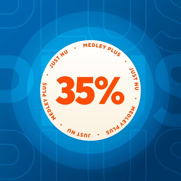 Ett runt märke med texten ”35 %” i stora orange bokstäver, omgivet av fraserna ”MEDLEY PLUS” och ”JUST NU” på en blå bakgrund med svag, upprepad text.