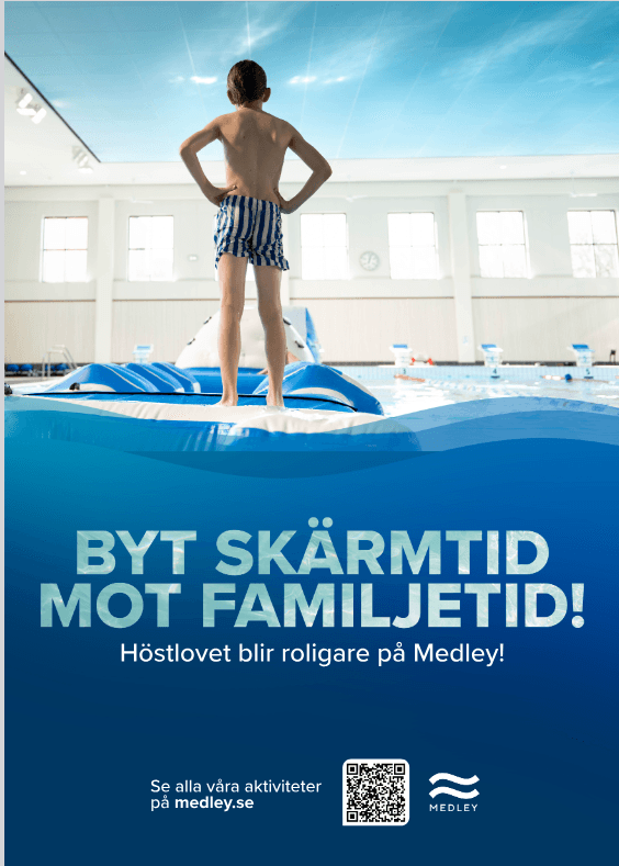Ett barn i badbyxor står på en uppblåsbar hinderbana i en simbassäng, med en text på svenska som marknadsför Medleys aktiviteter samt en QR-kod.