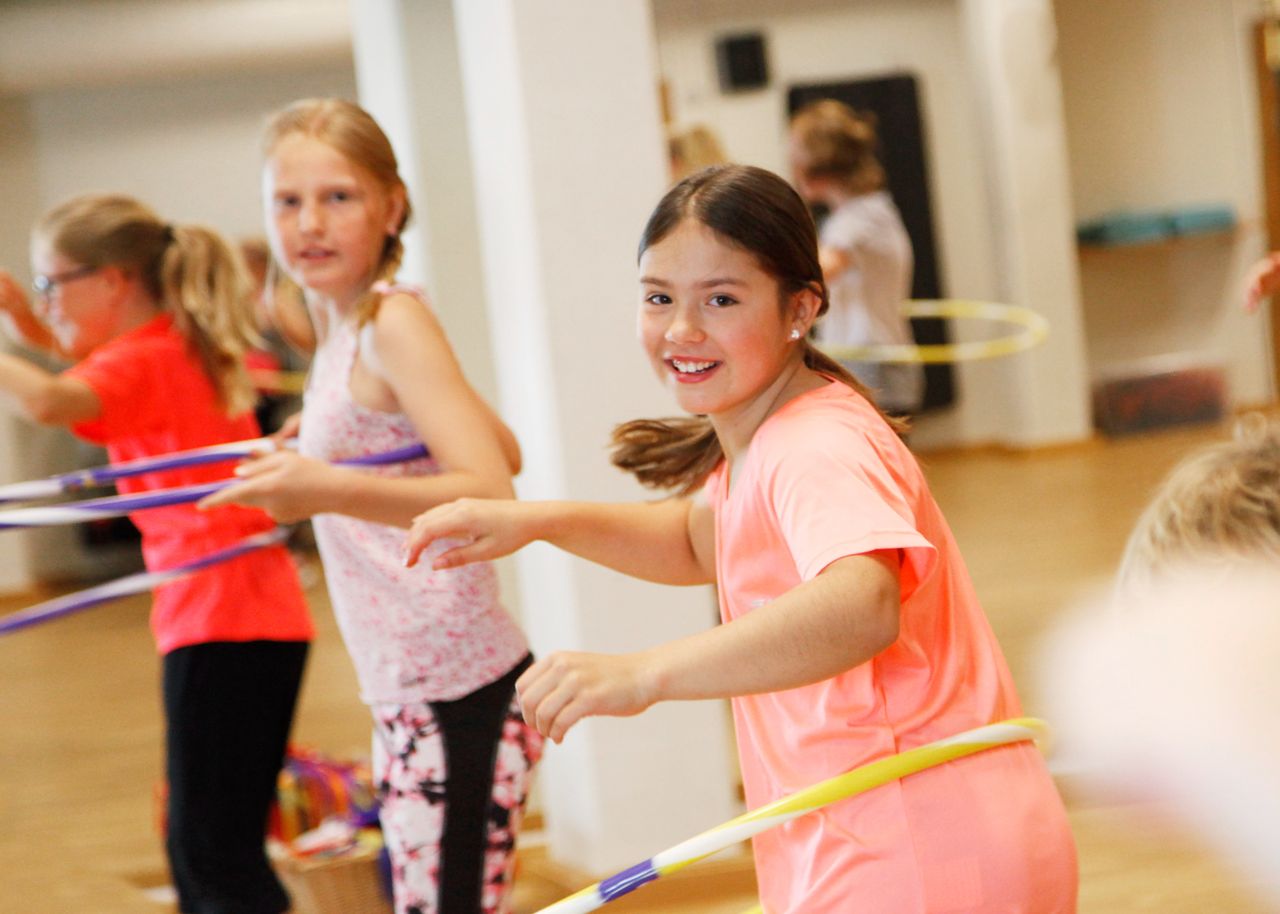 Bild på två tjejer som snurrar rockring, den ena ler mot kameran medans den andra ser mer tveksam ut