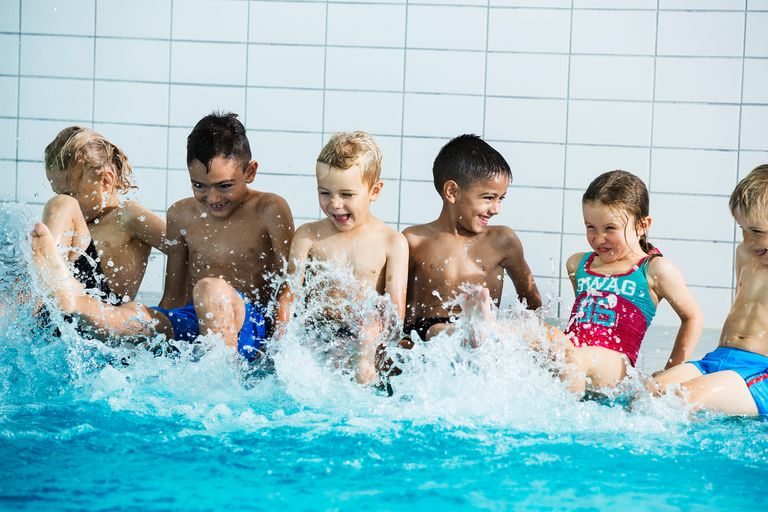 Bild på barn som sprattlar i vatten.