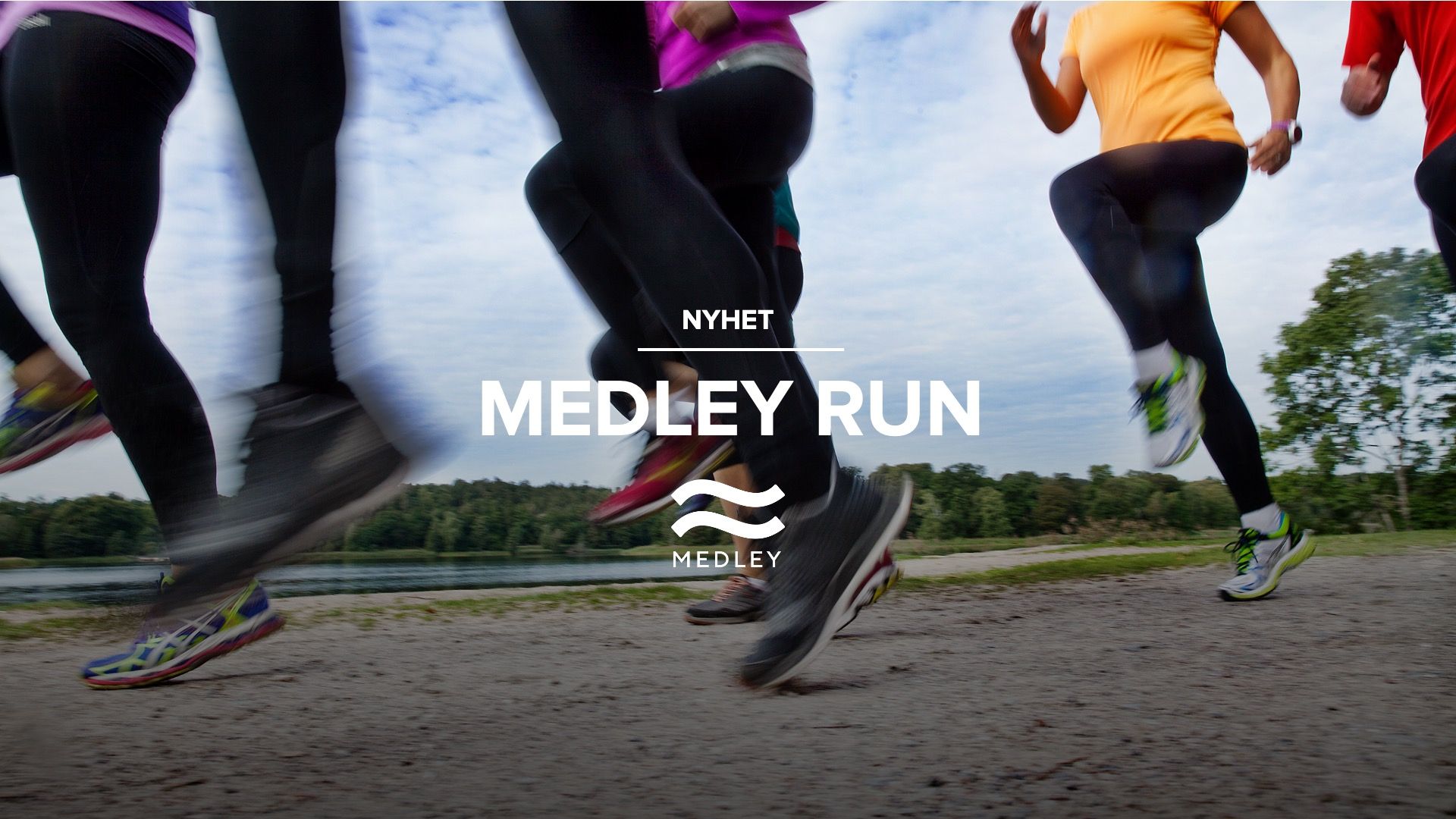 En grupp människor springer utomhus på en grusväg vid en sjö, omgiven av träd. Texten NYHET MEDLEY RUN och Medley-logotypen är överlagrade i mitten av bilden.