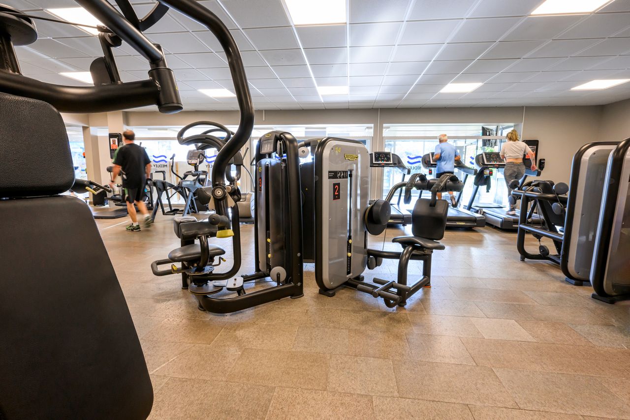 Bild på gymmet, en stor öppen yta med träningsmaskiner runt om i lokelen
