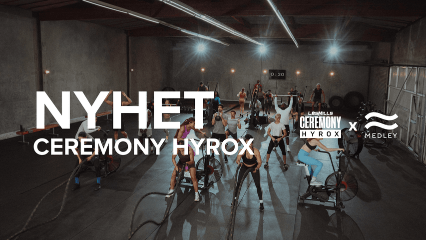 I ett gruppträningspass tränar deltagarna på ett gym med rep och cyklar. I stor text står det ”NYHET CEREMONY HYROX”, och bilden innehåller även logotyper och varumärkeselement.