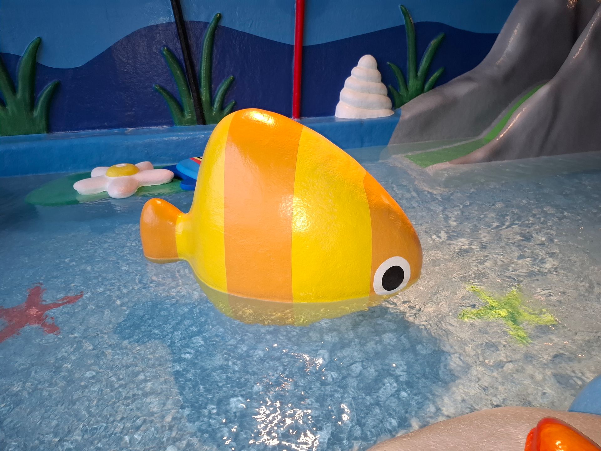 Gula fisken i lilla poolen