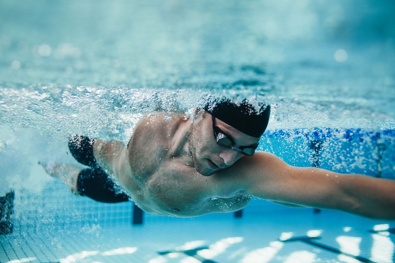 Bild på en man som simmar.