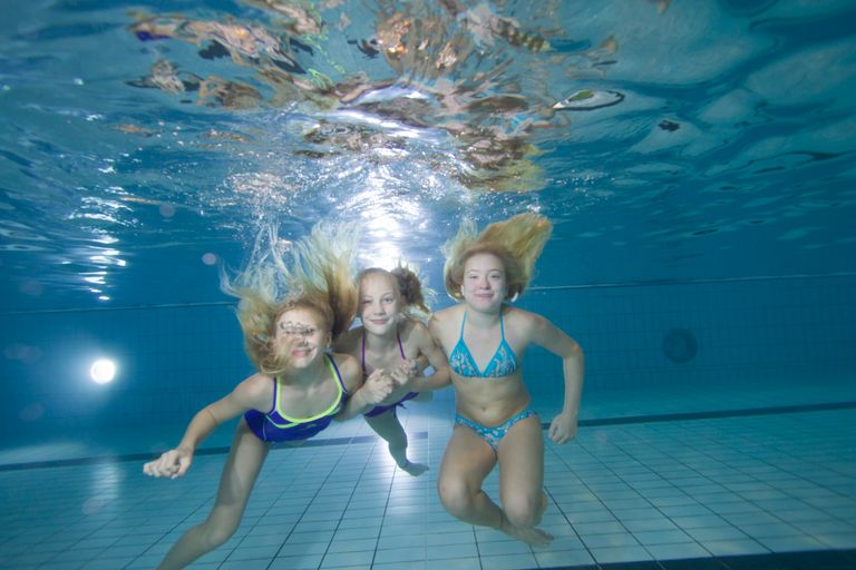 Bild på barn som simmar under vatten.