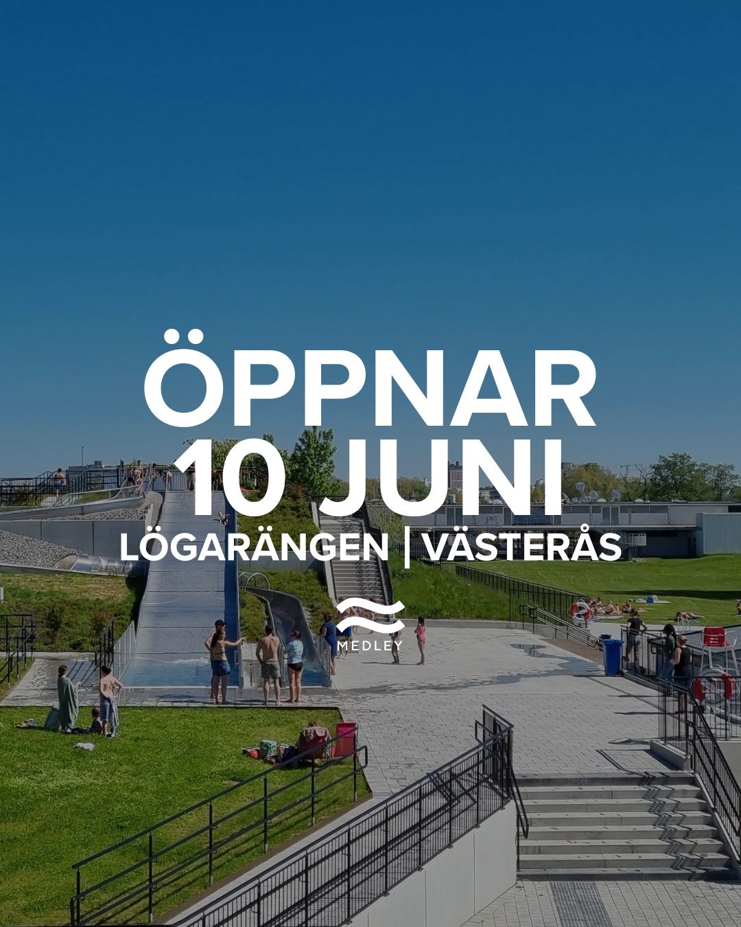 Vattenpark utomhus med barn och vuxna nära rutschkanor en solig dag. Svensk text lyder: Öppnar 10 juni Lögårängen Västerås. Blå himmel och grönt gräs syns.