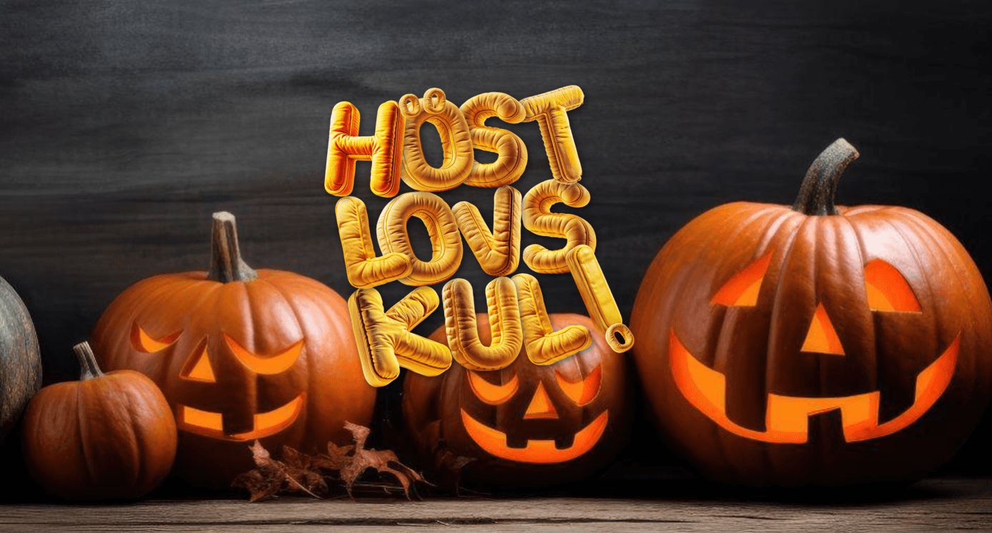 Tre utskurna jack-o-lanterns står på en träyta med texten HÖST LOVS KUL! som svävar framför dem.