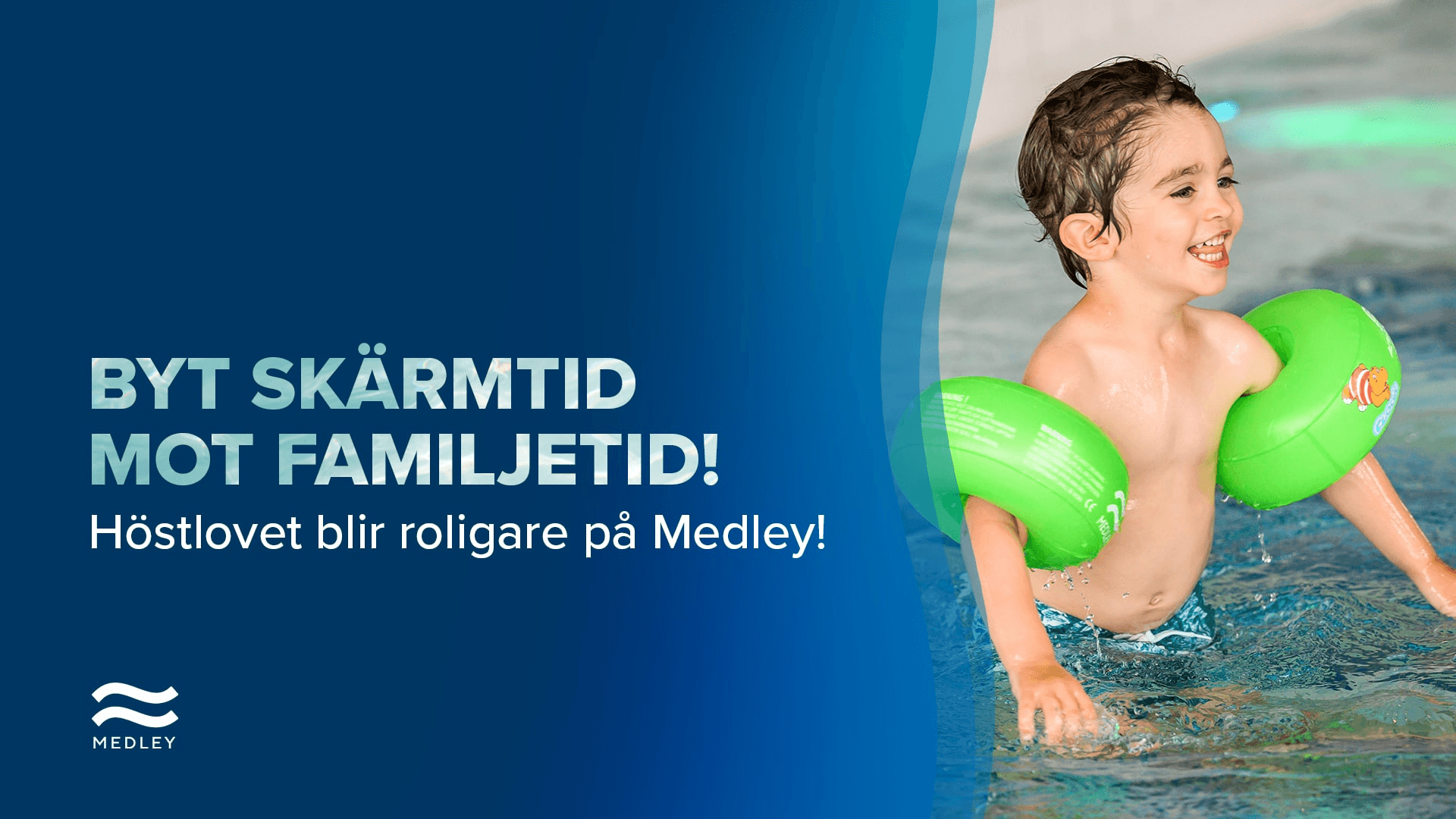 Ett leende barn med gröna uppblåsbara simarmband i en simbassäng, bredvid en text på svenska som uppmuntrar till familjetid på Medley under höstlovet.