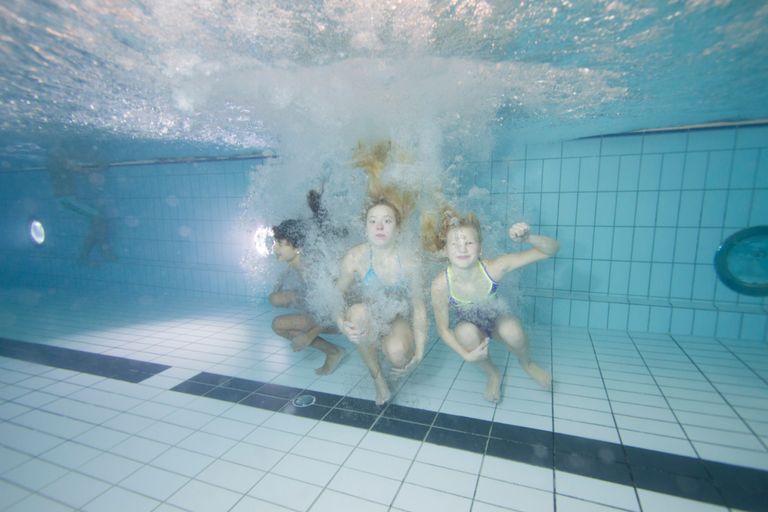 Bild på barn som är under vattnet.