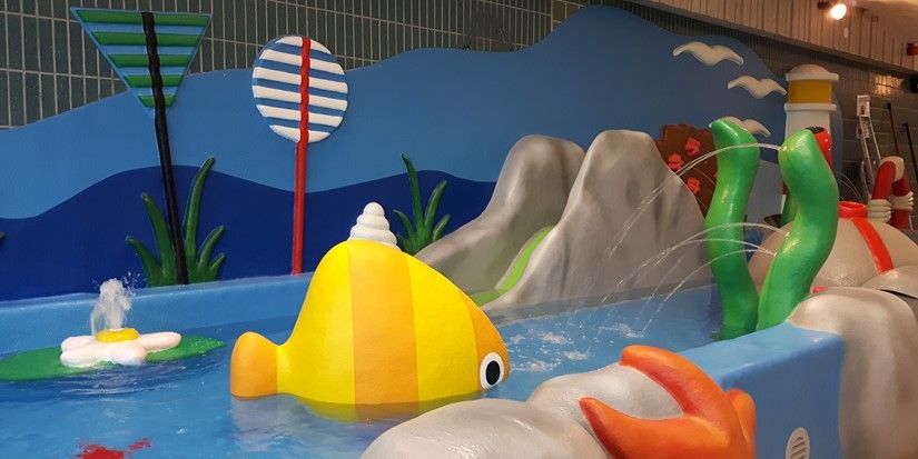Bild på barnplasken där en stor gul och orange fiskstaty finns i mitten