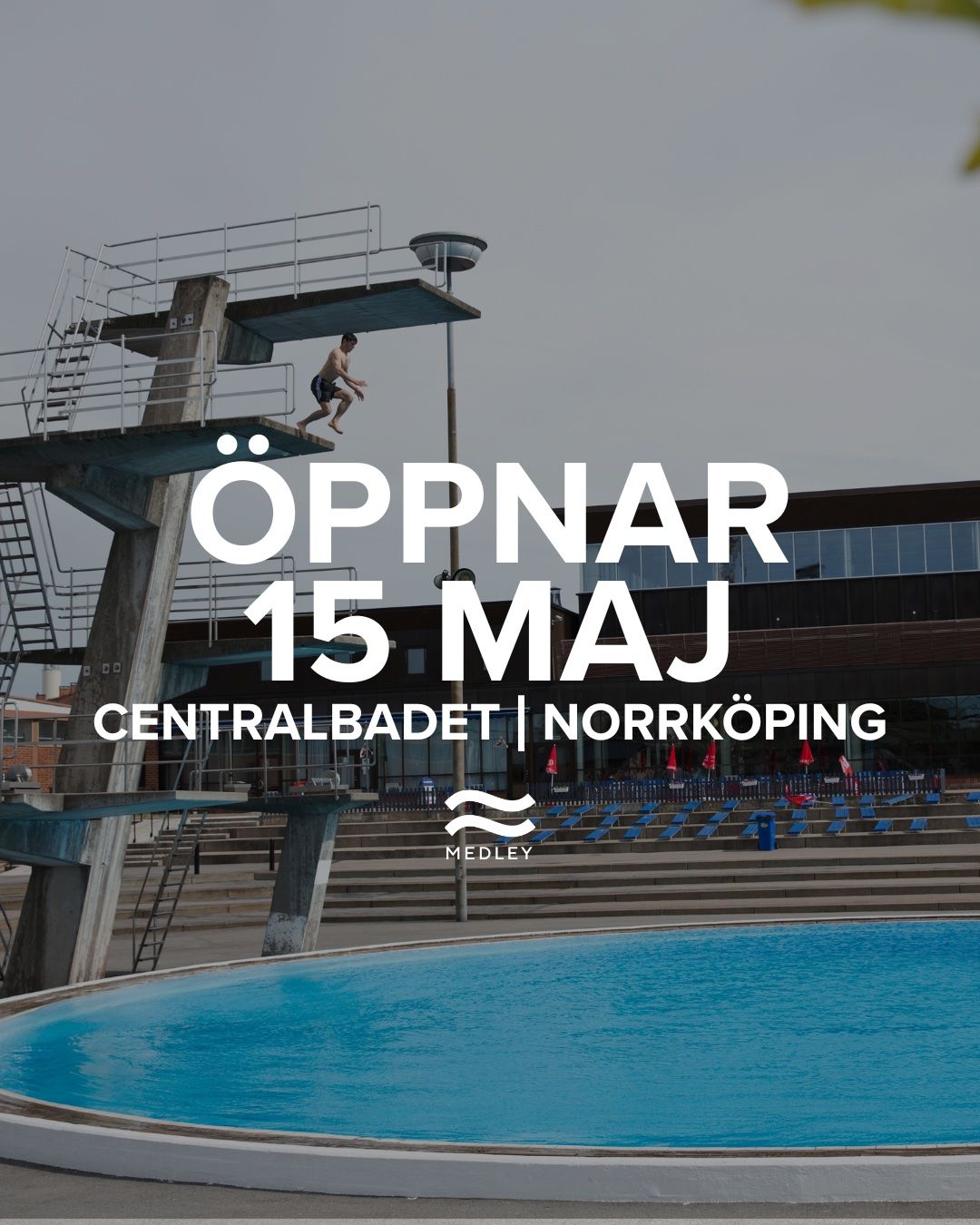 En person hoppar från en hög hopptornsplattform ner i en utomhuspool. Text över bilden annonserar Öppnar 15. Maj, Centralbadet, Norrköping, med Medleys logotyp under. Blå himmel och poolstolar syns i bakgrunden.