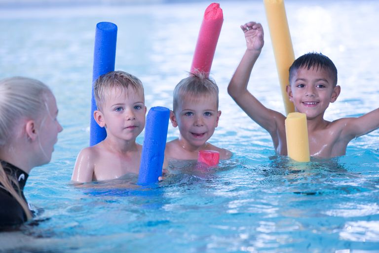 Bild på barn som badar med flytpinnar.