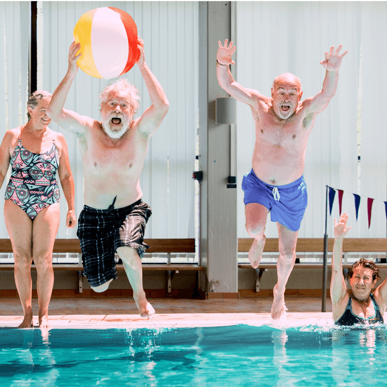 Bild på två äldre män som hoppar ner i en pool