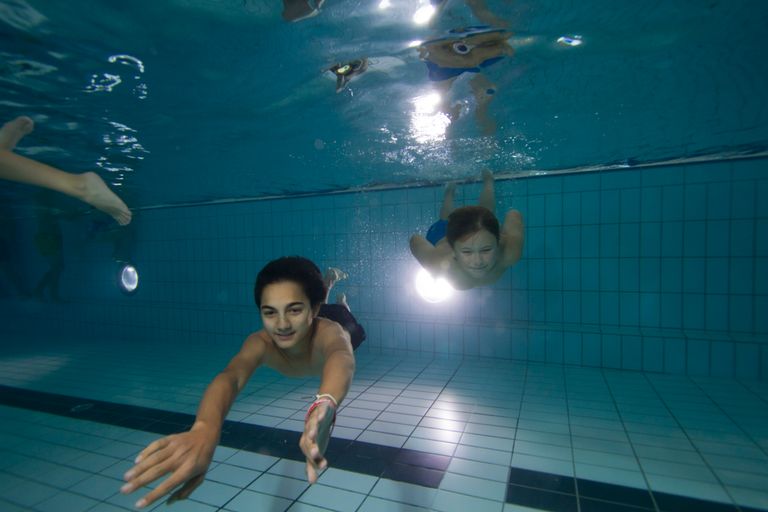 Bild på två barn som dyker.